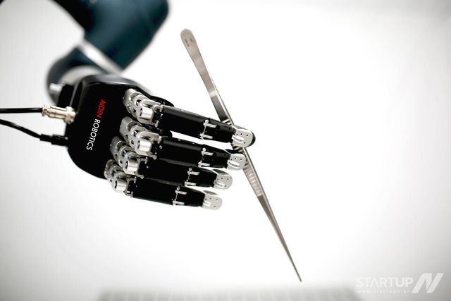 에이딘로보틱스의 인간형 로봇핸드(AIDIN-Hand)가 수술용 핀셋 도구를 집고 있는 모습