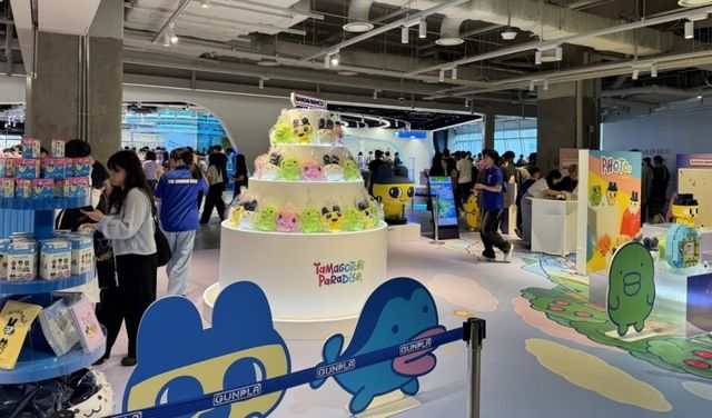 서울 용산구에 위치한 아이파크몰에서 열린 다마고치 팝업스토어에서 고객들이 제품을 구경하고 있는 모습 (사진=아이파크몰 제공)