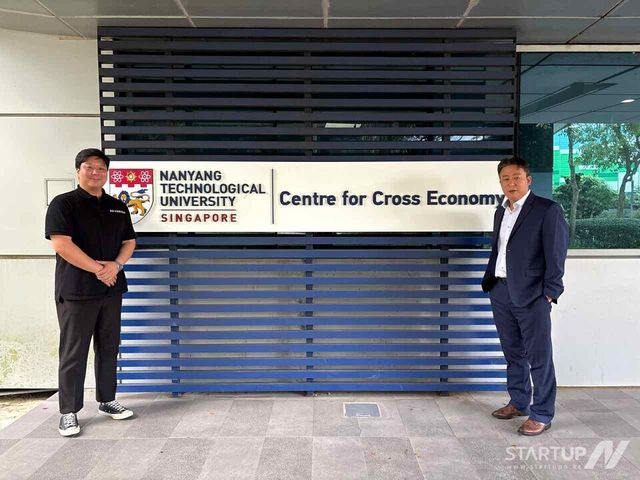 리하베스트(대표 민알렉산더명준, 왼쪽)과 싱가포르 난양공과대학교 변환경제센터(영문명: Centre for Cross Economy)(센터장 겸 재료과 겸 석좌교수 조남준, 오른쪽)는 7월 29일(화) 난양공과대학교 변환경제센터를 방문하여 업무협약 체결 및 푸드업사이클링 기술과 변환경제 기술을 접목한 지속가능한 생태계 구축을 위한 논의를 마쳤다.