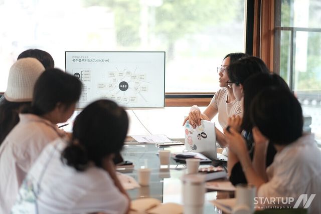 현장 일경험’에 참여하는 청년 창작자들이 충남 로컬 기업 ‘㈜퍼즐랩’에서 진행하는 OT에 참여하고 있다