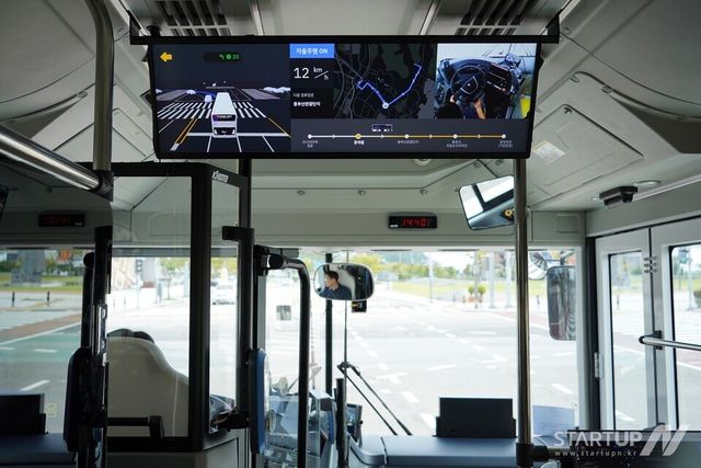 자율주행 상태를 실시간으로 표시하는 버스 내부 모니터 화면 (사진 제공=라이드플럭스)