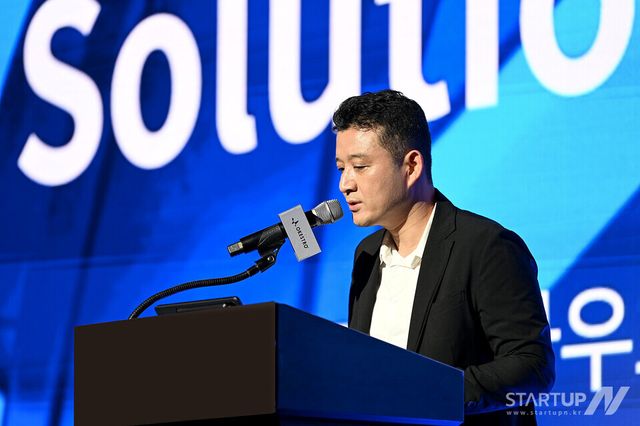 김민준 오케스트로 이사회 의장이 2일, 그랜드 인터컨티넨탈 서울 파르나스에서 열린 '오케스트로 솔루션데이 2025' 기자간담회에서 환영사를 하고 있다.