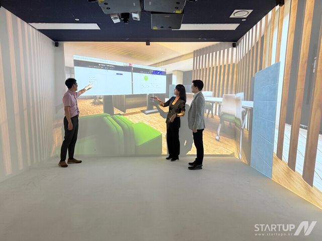 경희대학교 메타버스 융합대학원 XR스튜디오 실증 화면. (왼쪽부터) 전석희 교수, 이상민 교수, 방준성 ㈜와이매틱스 대표.