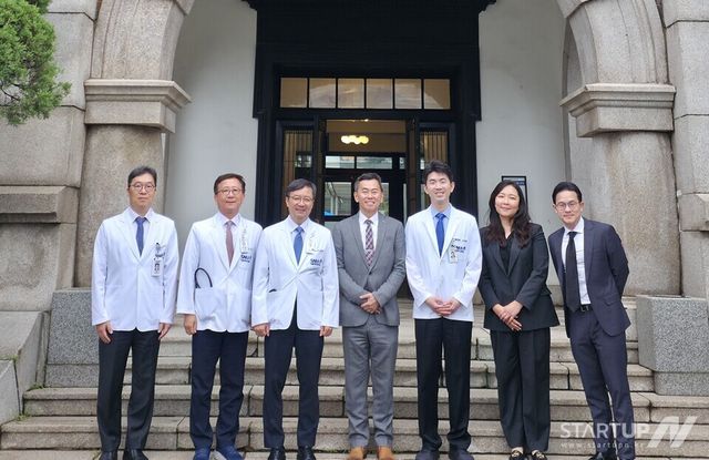 좌측부터 권성근 G.R.E.A.T 사업단장, 김용진 의생명연구원장, 김영태 서울대학교병원장, 레이먼드 추아 싱가포르 보건과학청 CEO, 노두현 코넥티브 대표, 조한나 코넥티브 이사, 션 탄 킬사글로벌 공동대표 단체사진 (사진제공 : 코넥티브㈜)