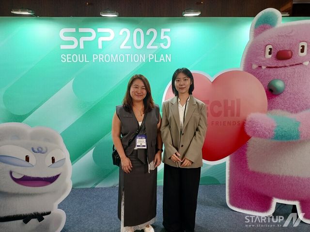 더 무트 주리경 대표가 핀란드 Anima Vitae 스튜디오와 업무협약을 하고 기념 촬영을 하고 있는 모습.