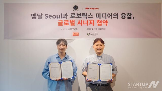 ㈜상화 정범준 대표(오른쪽)와 ㈜밀집 황인범 대표(왼쪽)가 업무협약 체결 후 기념촬영을 하고 있다. (사진제공=㈜상화)