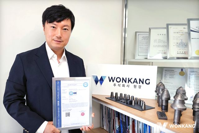 강태영 대표가&nbsp;기어박스에 대해&nbsp;CE&nbsp;인증을 신규 획득하였다. (제공=㈜원강)