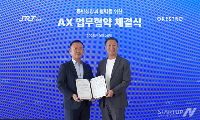 SR 이선영 경영인재실장(좌), 오케스트로 최준호 부사장(우)