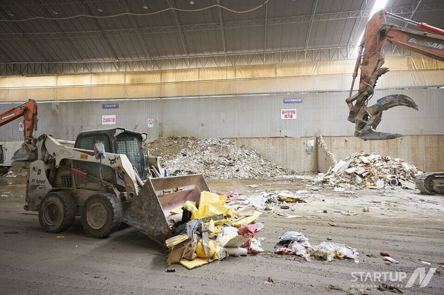 천일에너지 집하장에 입차 된 공사장 생활폐기물을 선별하고 있다.