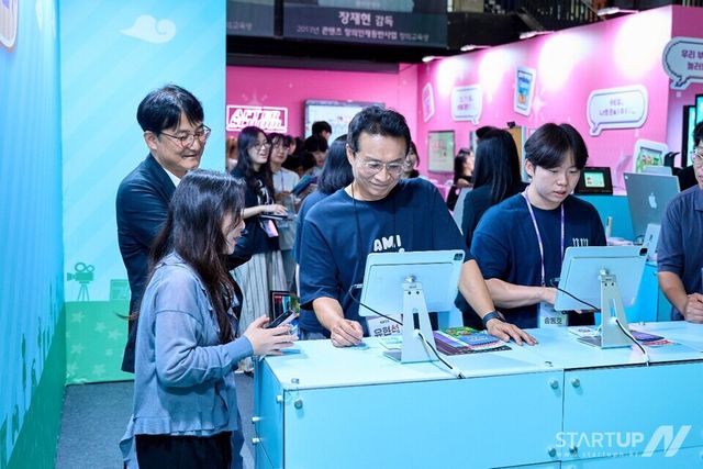 콘진원 유현석 원장직무대행(가운데)과 김일중 콘텐츠기반본부 본부장(왼쪽)이 교육생에게 프로젝트에 대한 설명을 듣고 있다(제공=한국콘텐츠진흥원)