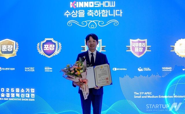 김영준 파블로항공 대표가 지난 4일 제주국제컨벤션센서터 열린 ‘2025 중소기업 혁신 유공 시상식’에서 국무총리표창을 수상한 뒤 기념촬영을 하고 있다.