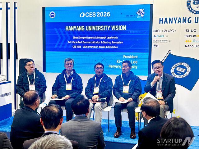 CES 2026 전시 현장에서 열린 한양대학교 미디어데이에서 총장 및 한양대 연구부총장, ERICA 산학협력 부총장, 양 캠퍼스 산학협력단장이 패널로 참여해 연구 성과와 혁신 기술, 기술사업화 사례를 소개하고 있다. 행사에는 국내외 언론과 산업 관계자들이 참석해 높은 관심을 보였다