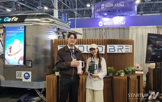 보이지벤처스 최준호 대표(가운데)가 미국 CES 2026 현장에서 글로벌 파트너들과 교류 후 기념 촬영을 하고 있다.