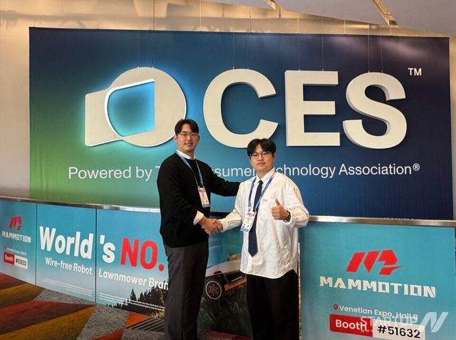 섬루션 전성환 대표(오른쪽)와 보이지벤처스 최준호 대표(왼쪽)가 미국 CES 2026 현장에서 글로벌 협력 논의 후 기념 촬영을 하고 있다.