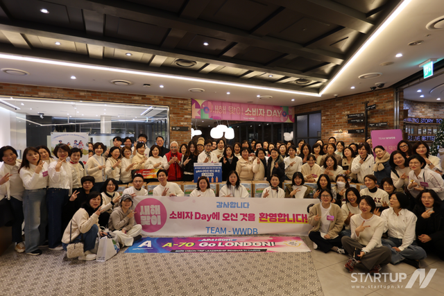 한국암웨이미래재단과 암웨이 리더들, 나눔비타민 김하연 대표가 결식우려아동을 위한 식사 나눔 및 물품 전달식을 진행하고 있다.