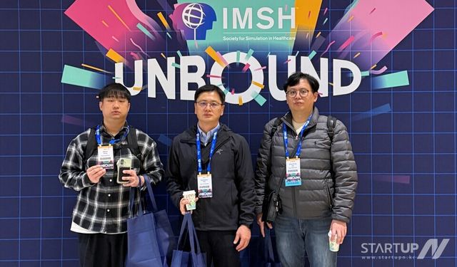 왼쪽 정재민 연구원 가운데 심비스타 차경래 대표와 오른쪽 이상봉 이사가 IMSH 2026 현장에서 기념촬영을 하고 있다.