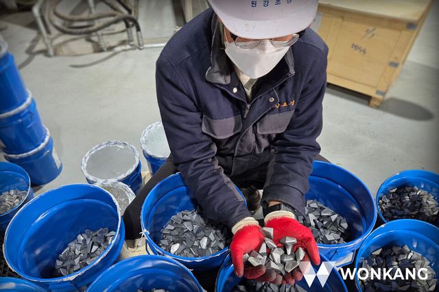 원자재 텅스텐 카바이드를 확인, 관리하는 원강 생산 현장. (제공=㈜원강)