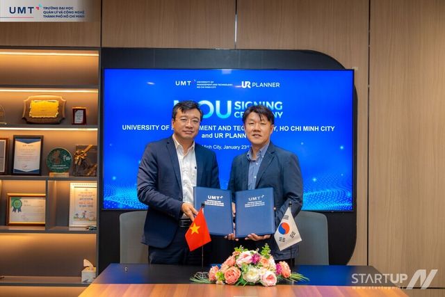 (왼쪽부터) UMT 응우옌 칸 투안(Nguyen Canh Tuan) 부총장과 유어플래너 장우홍 대표가 기념촬영을 하고 있다.