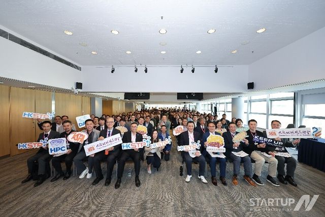 HKSTP가 개최한 ‘AI for Empowering Learning and Teaching Funding Programme’ 첫 세미나에는 초·중등학교 교장과 교사 150여 명이 참석했으며, 교육 분야와 혁신·기술(I&T) 분야 간 범분야 교류 플랫폼을 구축해 AI 기반 교육에 대한 이해를 심화하고, 스마트 수업 도입을 가속화함으로써 교수 효율성과 학습 성과를 향상시키는 계기가 됐다.