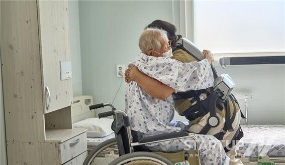 돌봄근로자의 육체적 부담을 경감해주는 '스텝업'(에프알티로보틱스)