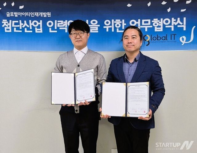 업무협약식에서 글로벌아이티인재개발원 조재혁 원장(왼쪽)과&nbsp;초록소프트 김명락 대표(오른쪽)가 기념촬영을 하고 있다. (사진 제공=초록소프트)
