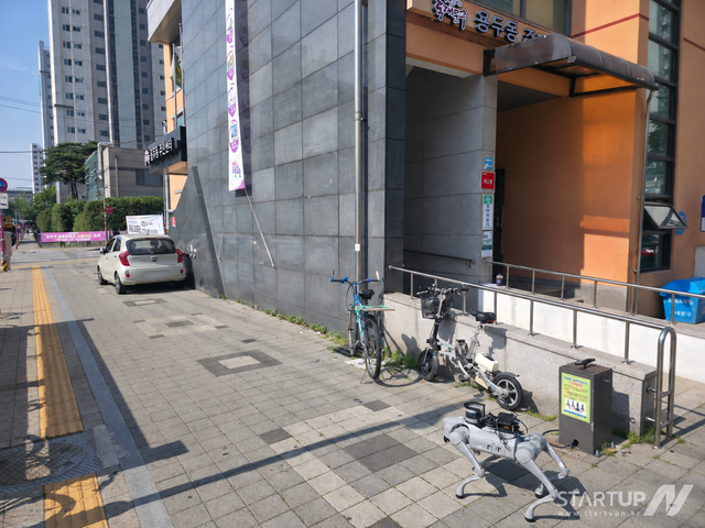 서울 동대문구 용두동 일대 보행로에서 야외 운용 검증 중인 4족 보행 순찰로봇 (제공: 플로리젠로보틱스)