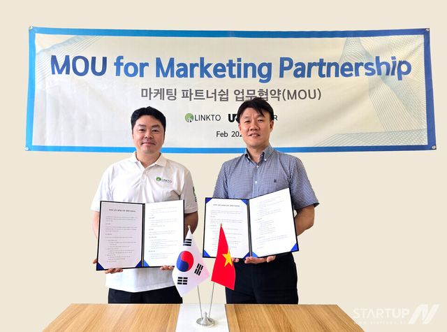 베트남 호치민에 소재한 링크투 본사에서 이정행 링크투 대표(왼쪽)와 장우홍 유어플래너 대표(오르쪽)가 기념촬영을 하고 있다. (사진제공=유어플래너)