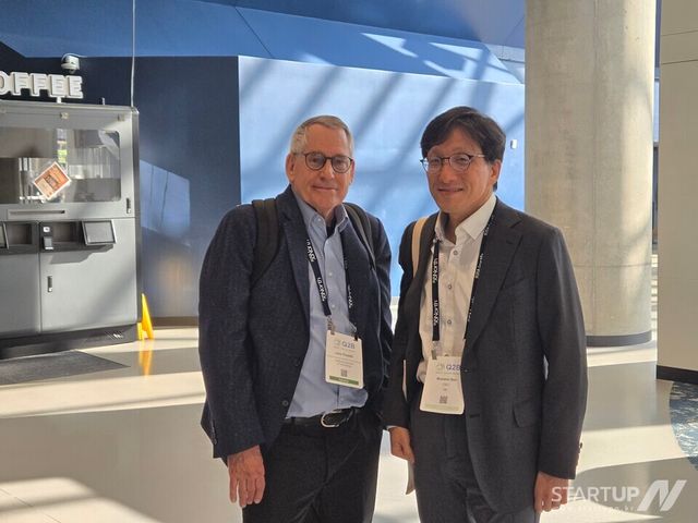 존 프레스킬 교수 캘리포니아 공과대학 양자정보물질연구소 소장(왼쪽), 손원민 대표이사(오른쪽)