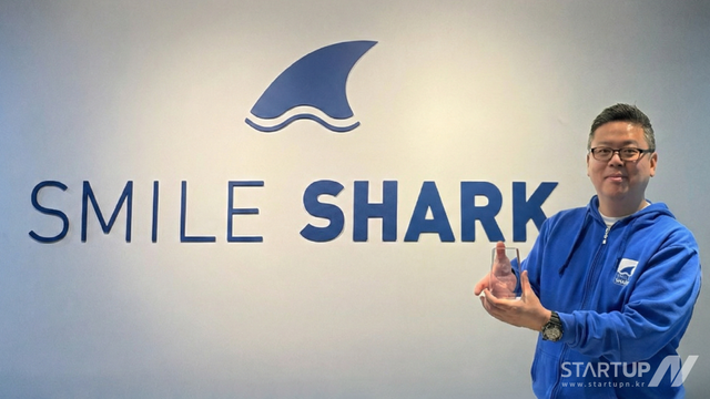 스마일샤크가 아마존웹서비스(AWS)로부터 ‘SMB Top Engager 2025’에 선정됐다. 사진은 스마일샤크 장진환 대표가 ‘SMB Top Engager 2025’ 트로피를 들고 있는 모습(제공=스마일샤크)