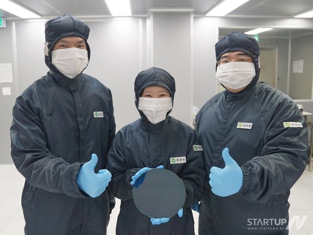 아이브이웍스 엔지니어가 질화갈륨 에피웨이퍼를 들고 사진을 찍고 있다.