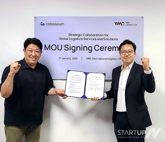 콜로세움 박진수 대표와 와드앤코(WAC & Co) 유재헌 대표가 홍콩 현지에서 업무협약(MOU)을 체결 후 기념촬영을 하고 있다.