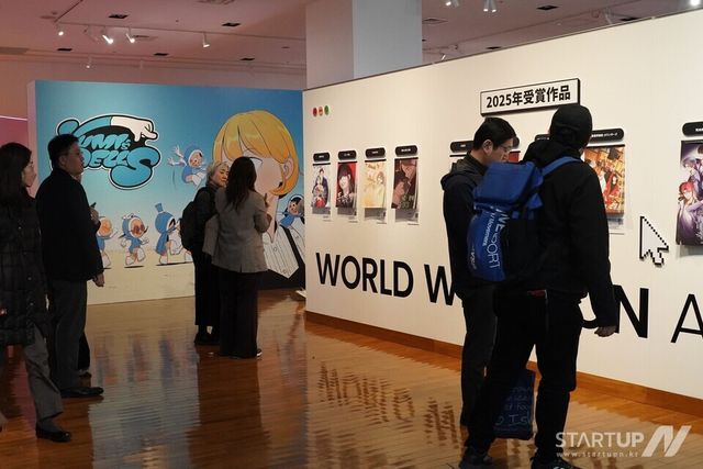 콘진원은 주일한국문화원과 함께 지난 1월 30일부터 일본 도쿄 주일한국문화원 ‘갤러리 MI’에서 ‘세로로 읽는 이야기: 2026 K-웹툰 전시(縦に読む物語 : K-WEBTOON展)’를 개막했다.