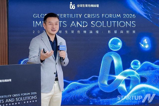 인구경제학자 제임스 량(James Liang) 박사가 홍콩에서 열린 ‘2026 글로벌 출산율 위기 포럼’에서 발표를 진행하고 있다.