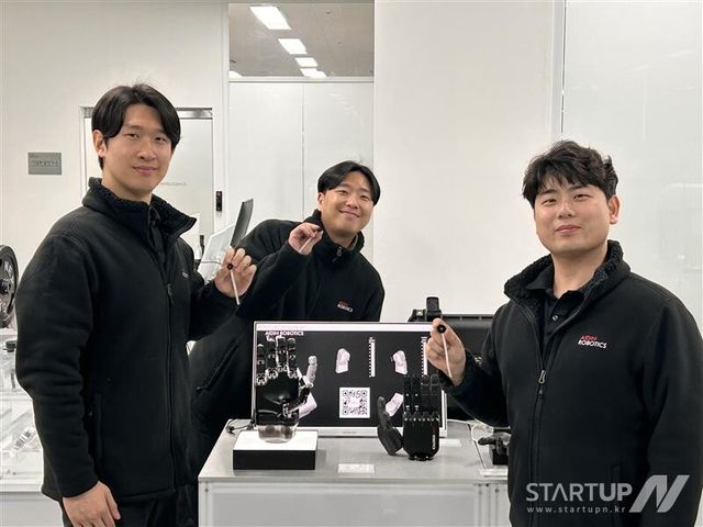 에이딘로보틱스의 초소형 6축 힘∙토크 센서 제품을 개발해낸 석동엽 팀장(왼쪽부터), 이승연 연구원, 김용범 연구소장