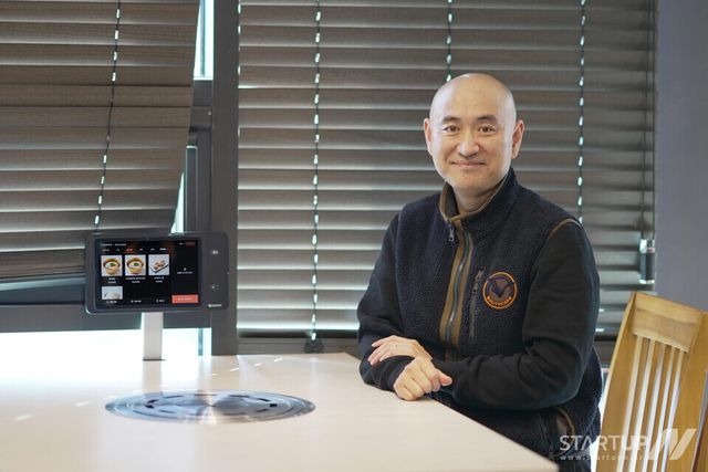 옥동식 매장에서 사진 촬영 중인 옥동식 셰프(사진=페이히어)