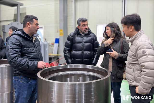 원강 공장을 방문한 튀르키예 파트너사 관계자들이 주요 부품의 제작 공정에 대한 설명을 듣고 있다. (사진=(주)원강 제공)