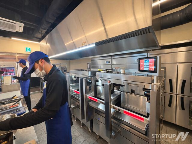 다운타우너 선릉점에 설치된 에니아이 햄버거 조리로봇 ‘알파 그릴’