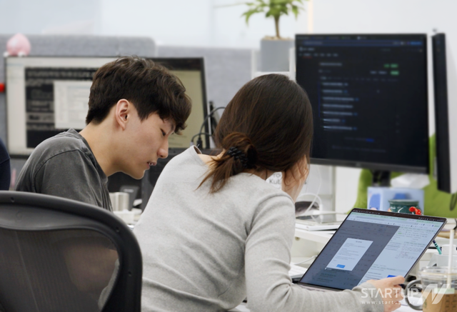 프리윌린 개발 조직 구성원들이 AI 기반 교육 서비스 고도화를 위한 협업을 진행하고 있다