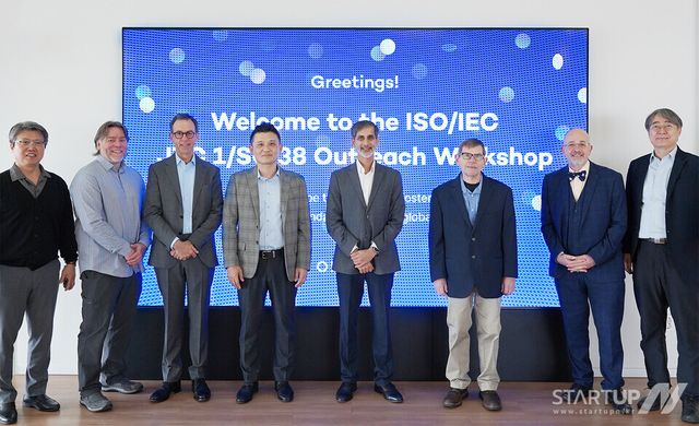 왼쪽부터 이승윤 본부장(SC 38 WG3 Convenor, ETRI 본부장), Bill Ash(SC 38 Committee Manager), Geoff Clarke(SC 38 AG5 Convenor), Anish Karmarkar(SC 38 Chair), John Calhoon(SC 38 Editor), Mark Jeffrey(SC 38 Editor), 나연묵(SC 38K HoD, Head of Delegetes)