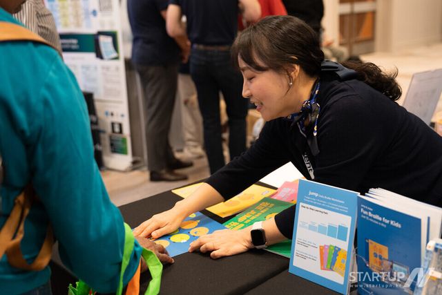 ‘CSUN ATC 2026’ 부스에서 방문객에게 솔루션에 대해 설명하는 모습