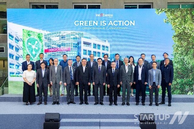 홍콩과학기술단지공사(HKSTP)는 ‘Green is Action: GreenTech Hub 1주년 쇼케이스’를 개최했다. 혁신기술산업부 장관인 쑨둥 교수(앞줄 중앙), HKSTP 회장 써니 차이 박사(왼쪽에서 다섯 번째), HKSTP 최고경영자 테리 웡(오른쪽에서 다섯 번째)이 그린테크 허브 파트너들과 함께 참석해 1주년을 기념하는 축하 행사를 진행했다.
