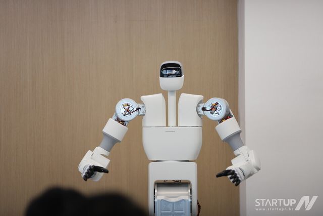 코넥티브 휴머노이드 로봇 ‘제트(Zett)’가 동작 시연을 하고 있다(사진=코넥티브 제공)