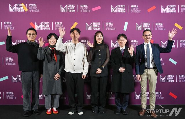 왼쪽부터 유현석 콘진원 원장직무대행, 권미경 스튜디오N 대표, 이동건 웹툰 작가, 이혜영 스튜디오드래곤 CP, 신석홍 주프랑스한국대사관 공사참사관, 프란체스코 카푸로 시리즈 마니아 포럼 총괄 디렉터