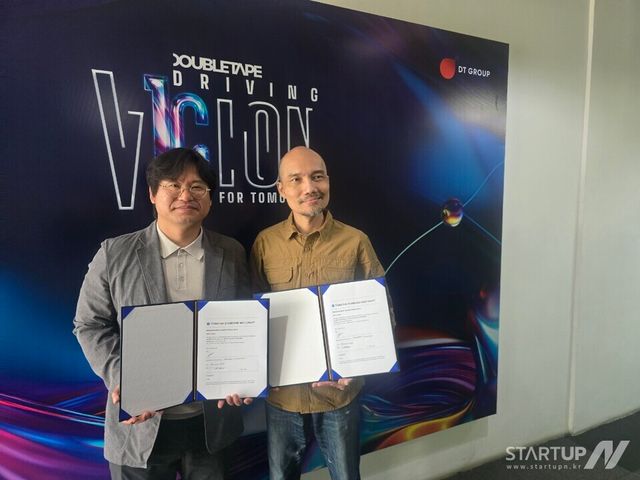 ㈜니즈퍼샌드 김남진 대표(좌)와 DT Group 리처드 회장(우) MOU 체결. (제공=㈜니즈퍼샌드)