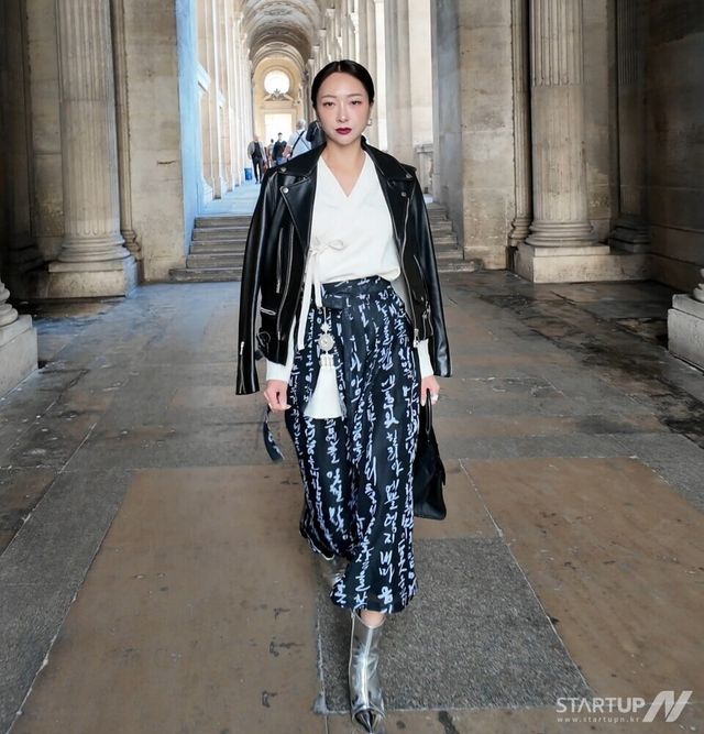 배선영 스타일리스트. 파리 패션위크에서 한복을 현대 패션으로 재해석한 루이뷔통 스타일링