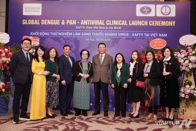 왼쪽부터 정진환 현대바이오사이언스 부사장, 다오득 장 보건위원, 팜 응옥탁 국립열대병병원장, 쩐티쭝찌앤 전 보건부 장관, 그외 베트남 보건부 실무진. (제공= 현대바이오)