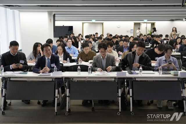 병의원, 관광기업, 스타트업 등 주요 기관 및 기업 관계자 300여 명이 컨퍼런스에 참석했다