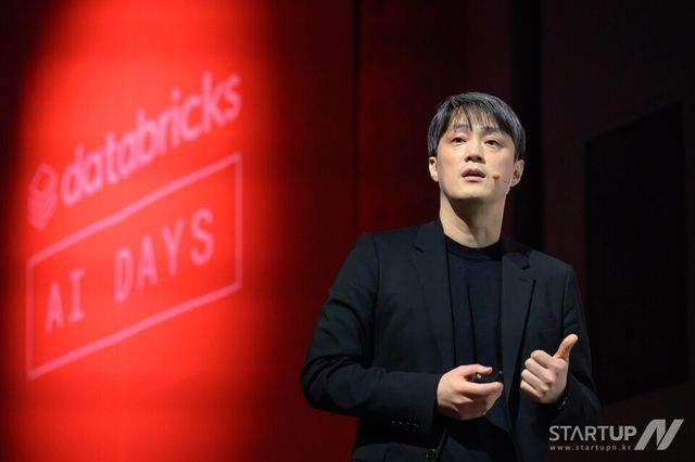 조성현 데이터브릭스 코리아 기술 총괄이 'AI Days Seoul'에서 신제품 및 혁신 기술에 대해 설명하고 있다.