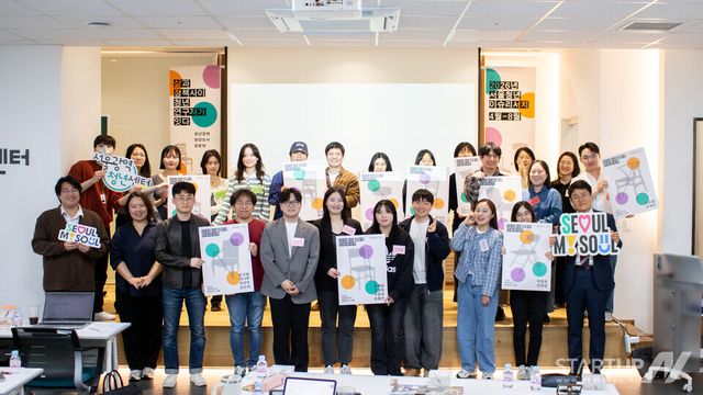 서울광역청년센터에서 열린 ‘2026 서울청년이슈리서치’ 오리엔테이션을 마친 뒤 참여자들이 단체 기념촬영을 하고 있다(사진=서울광역청년센터)