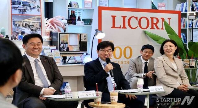 소상공인시장진흥공단은 22일(수) 세종로컬창업타운에서 신사업 창업사관학교 졸업기업을 대상으로간담회를 개최했다. 사진은간담회에서 발언을 하고 있는 인태연 이사장(가운데)